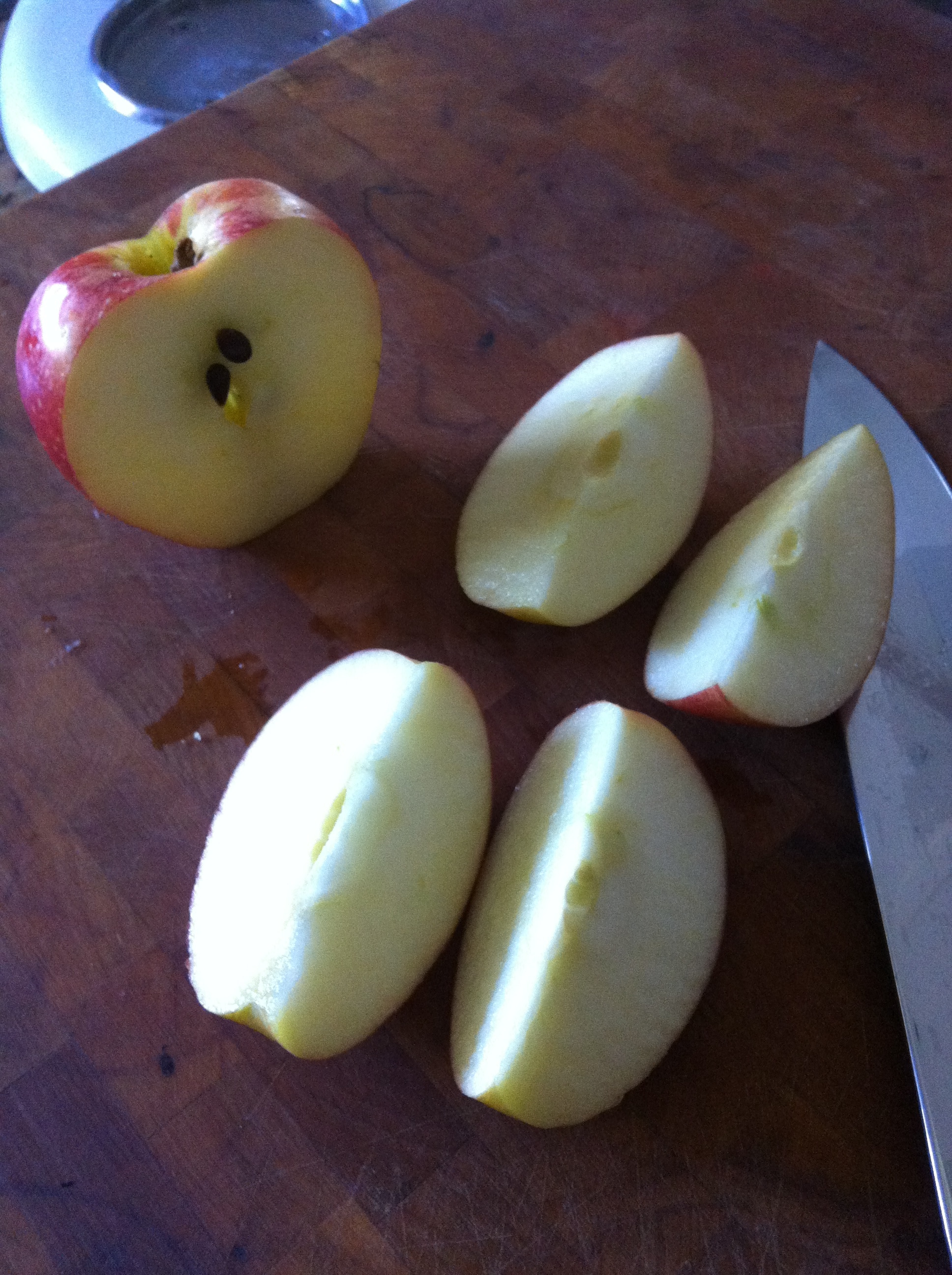 cómo hacer bocas de drácula con manzanas, manzanas para hacer bocas de drácula, snack vegano con manzanas, snack vegano para halloween, cómo hacer bocas de drácula