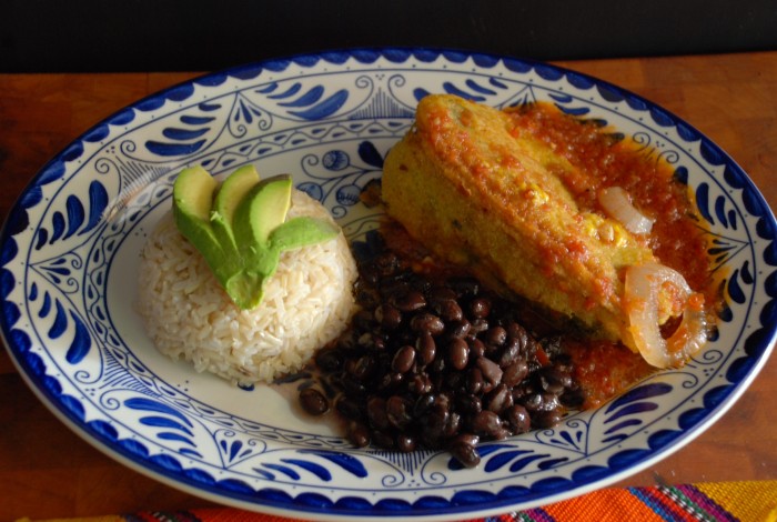 Chiles rellenos con arroz y frijoles.