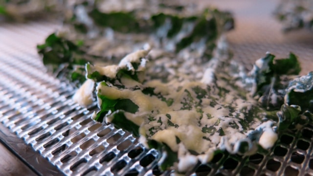 Cómo hacer chips de kale,como hacer chips de col rizada,chips de col rizada.